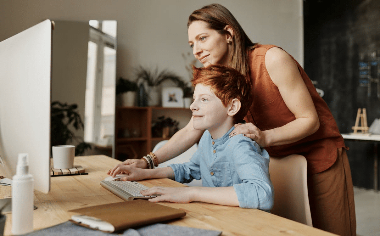 a mother setting up a meeting with her child’s online school