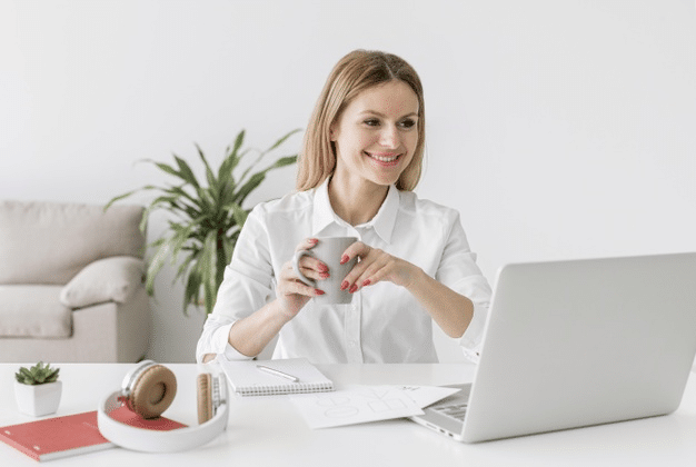 a teacher interacting with her students during an online class