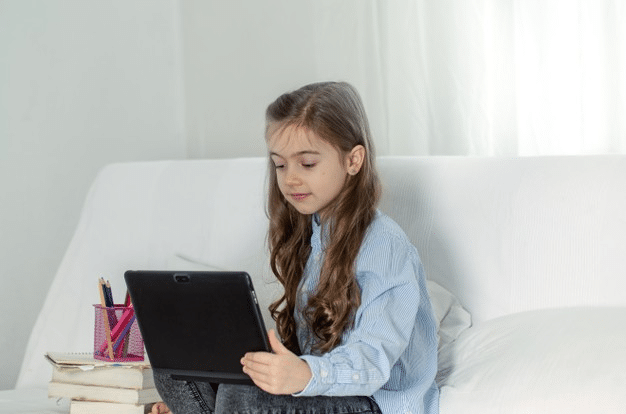 an 8 year old girl attending online class