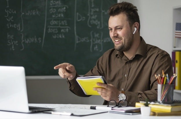 an online teacher interacting with his students