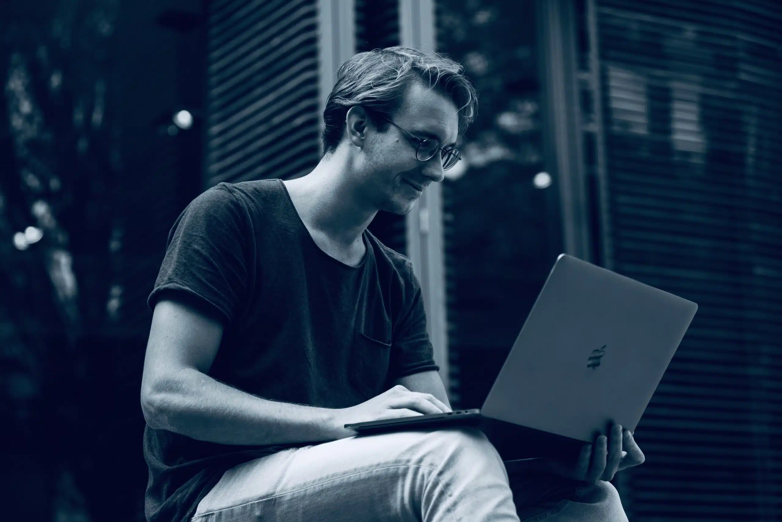 pexels buro millennial 1438081