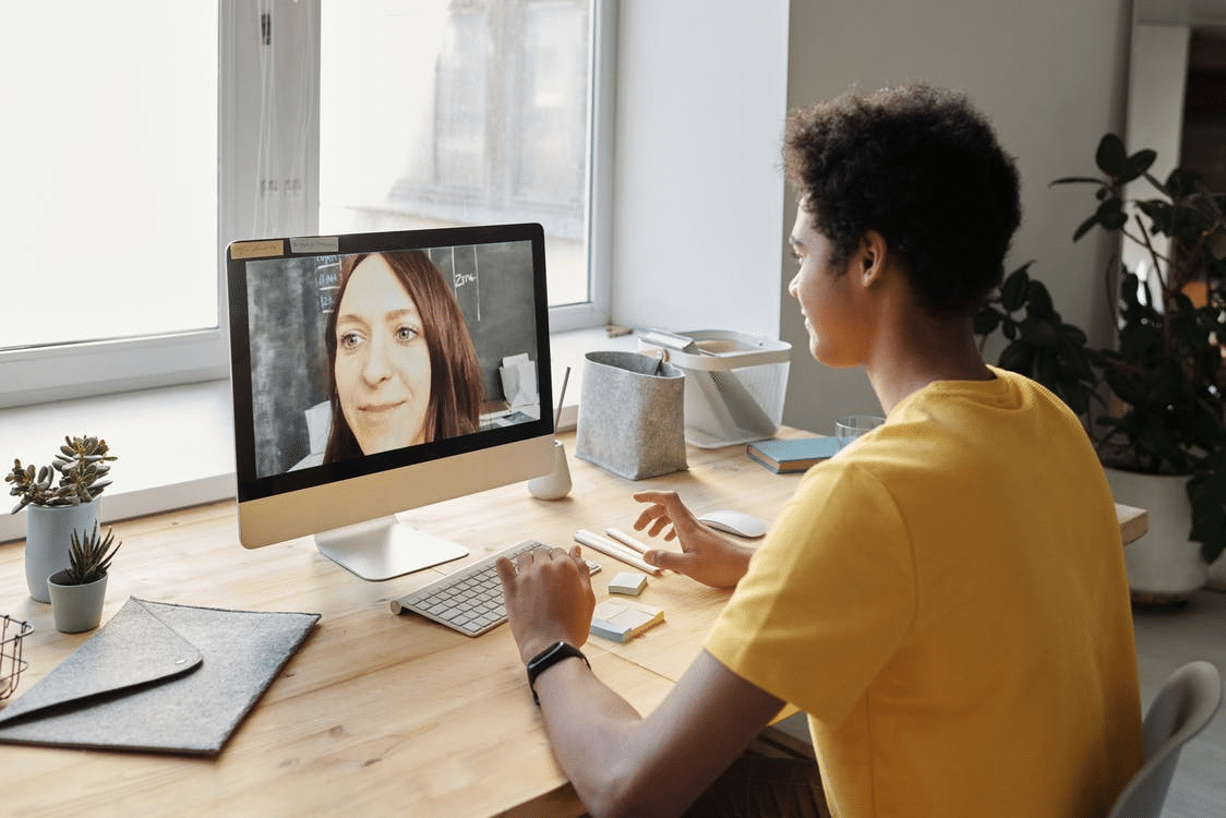 a student attending a virtual school online in South Korea