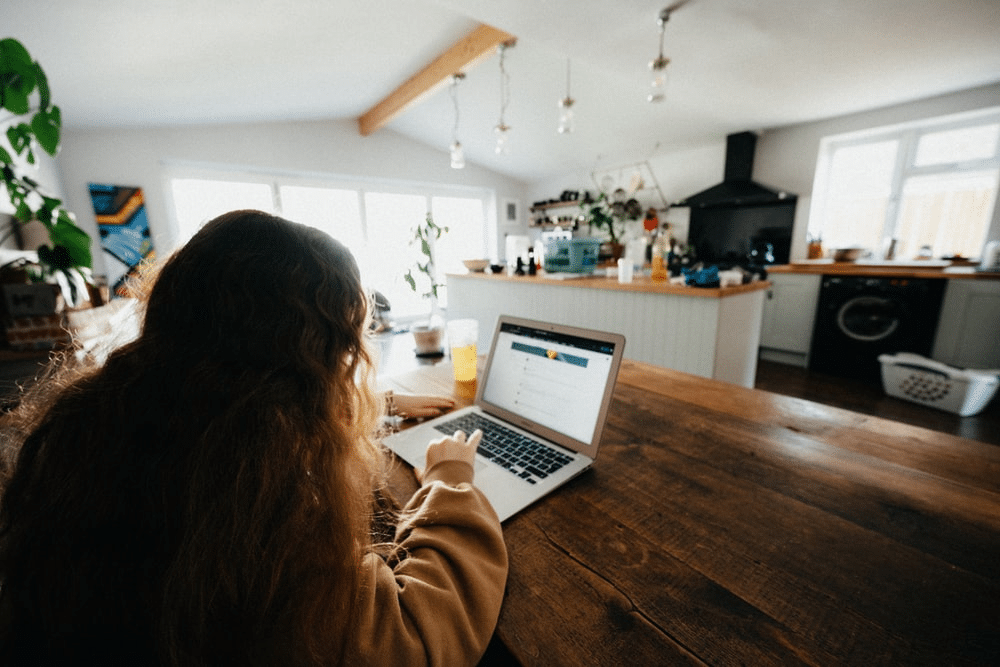 a student attending online school in Abu Dhabi