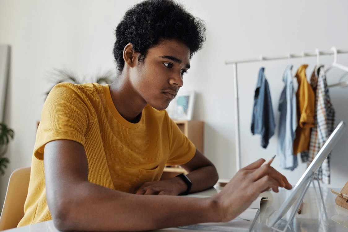 a student attending online school in Lahore